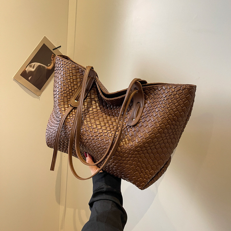 New designer bag high-end retro multifunctional large capacity women's woven armpit handbag 2025 commuting new handheld shoulder bag
