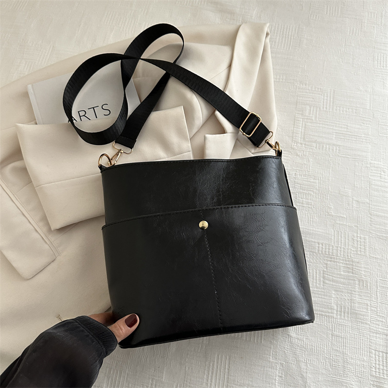 2025 Spring Trendy Internet Celebrity New Single New Free Delivery Designer Bag Shoulder Luxury Bag Female Korean Edition Commuter Large Capacity Stud