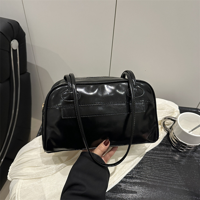 2025 Spring And Summer New Free Delivery Designer Bag Niche Design Handheld Underarm Luxury Bag Bowling Versatile Style Single Shoulder Women's B