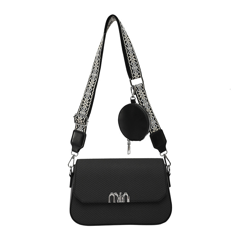 2025 new fashionable Korean niche small square with feminine temperament, versatile, simple, wide strap, single shoulder crossbody bag