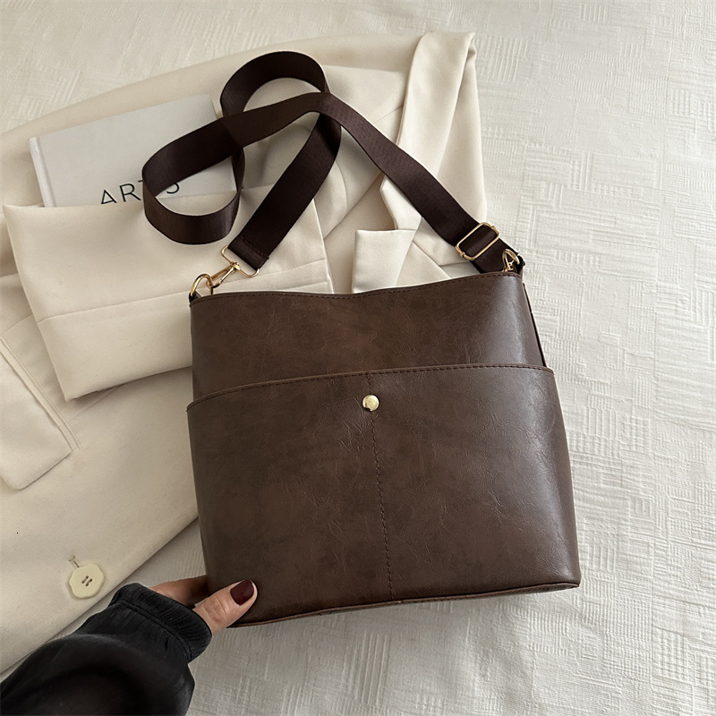 2025 Spring Trendy Internet Celebrity New Single New Free Delivery Designer Bag Shoulder Luxury Bag Female Korean Edition Commuter Large Capacity Stud