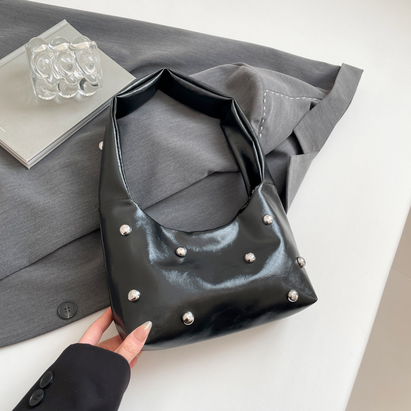Luxury Bag New Free Delivery Designer Bag High End Crowd 2025 Spring New Rivet Shoulder Handbag Women's Commuting Armpit Bag