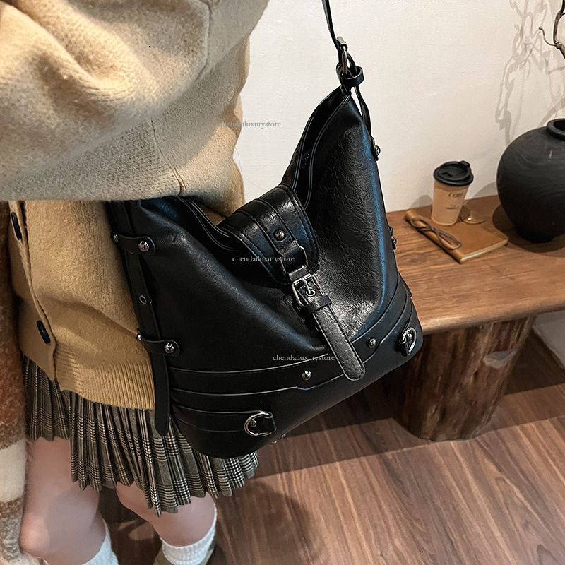 Leather Buckle Women's Handbag Designer Bag Multifunctional Fashion Korean Version Instagram Rivet Underarm Shoulder Bag Casual Large Capacity Sh
