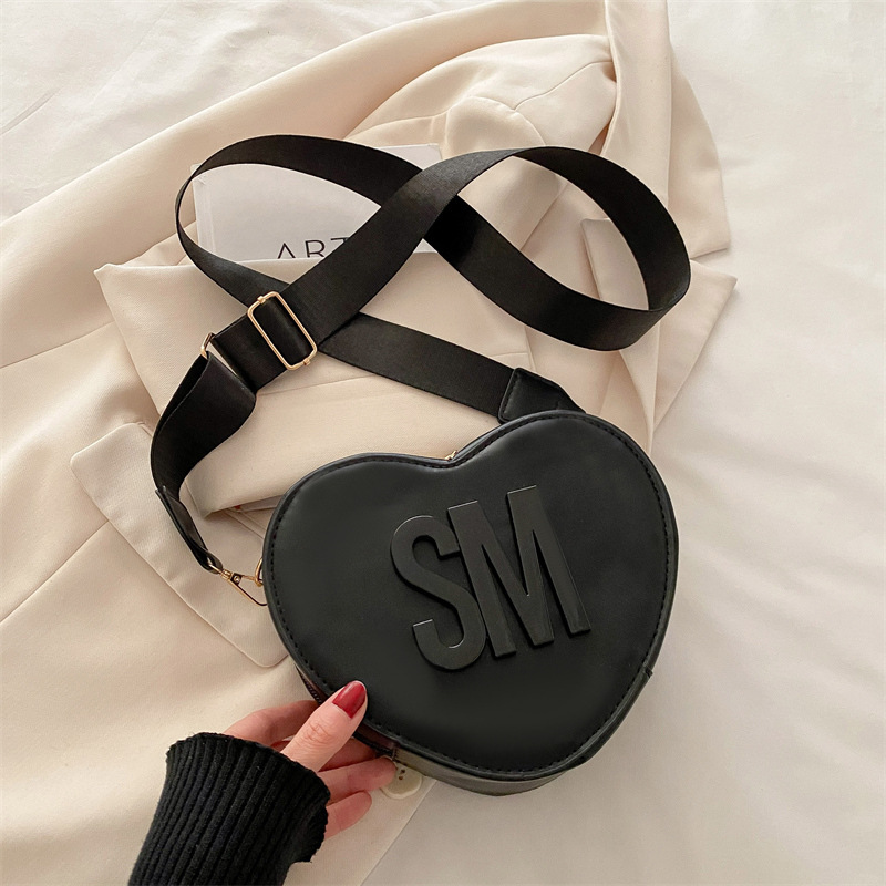 2025 Spring/summer New Fashionable Western Heart Shaped Simple Trendy New Free Delivery Designer Bag Shoulder Casual Sweet Personalized Luxury Bag Cro