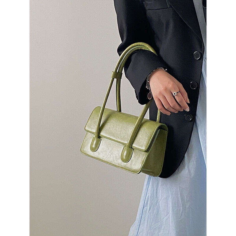 Small niche design armpit for women 2025 new fashion oil wax leather mailman bag, high-end feel handbag shoulder bag trend