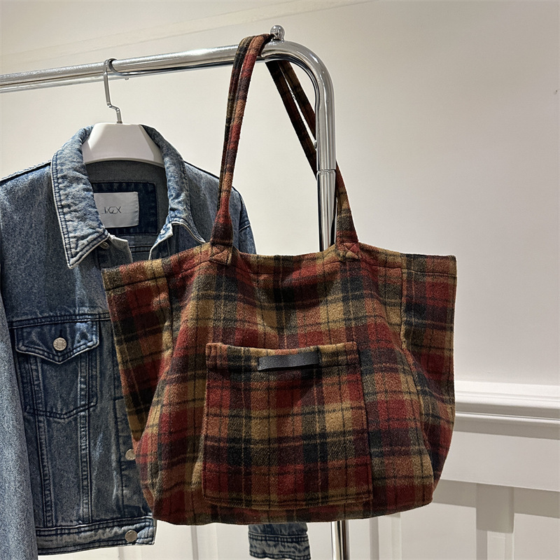 Free Delivery Designer Bag 2025 Winter New Personalized Plaid Casual Commuting Shoulder With Fashionable And Niche Design Underarm Tote Luxury Bag