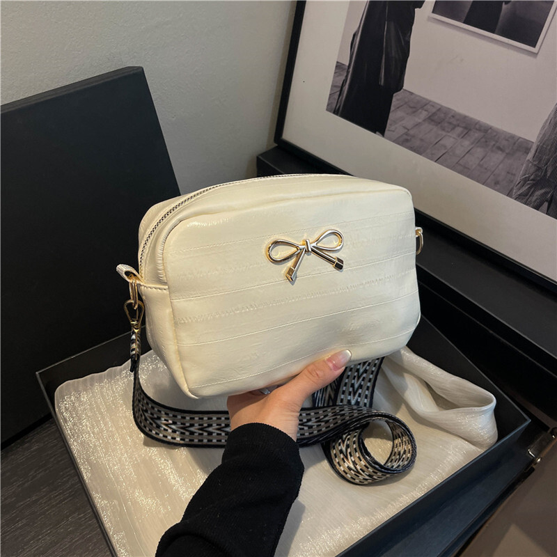 Small Niche Design Simple Armpit Handbag 2025 New Korean Version New Free Delivery Designer Bag Trendy And Fashionable Shoulder Bag Beautiful Small Lu