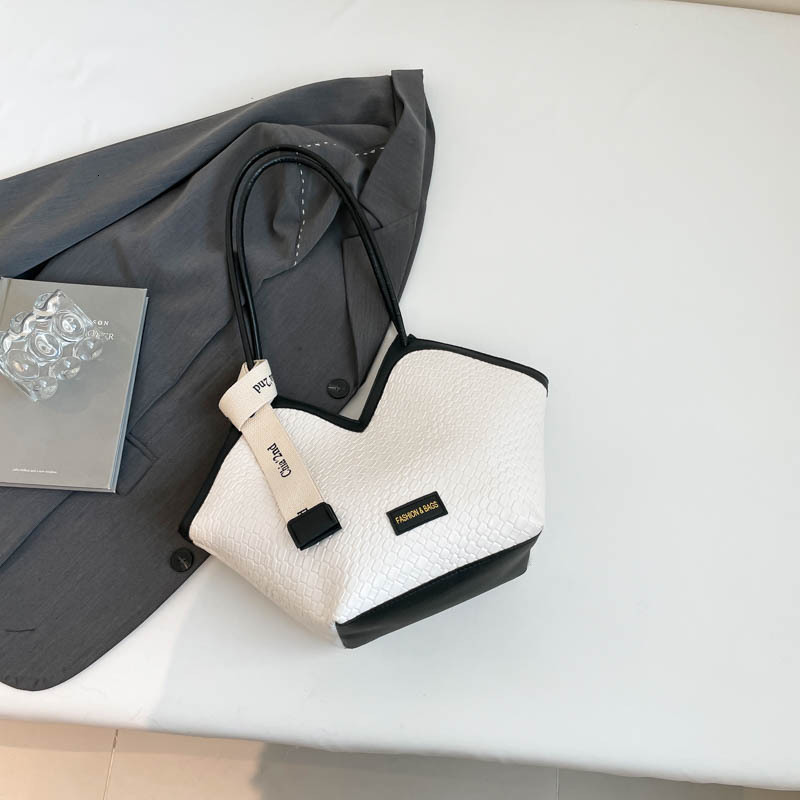 2025 Spring New Free Delivery Designer Bag Trendy Shoulder Bag With High Quality Large Luxury Bag Capacity Versatile For Women New Small And Unique To