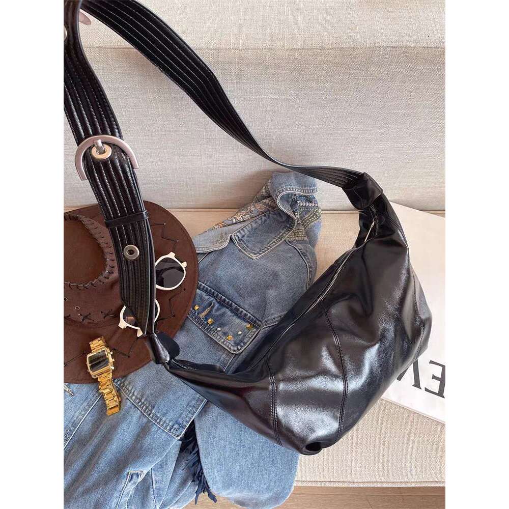 Advanced oil sensitive wax leather horn with a lazy elegant style crossbody bag for autumn and winter 2025 new single shoulder design