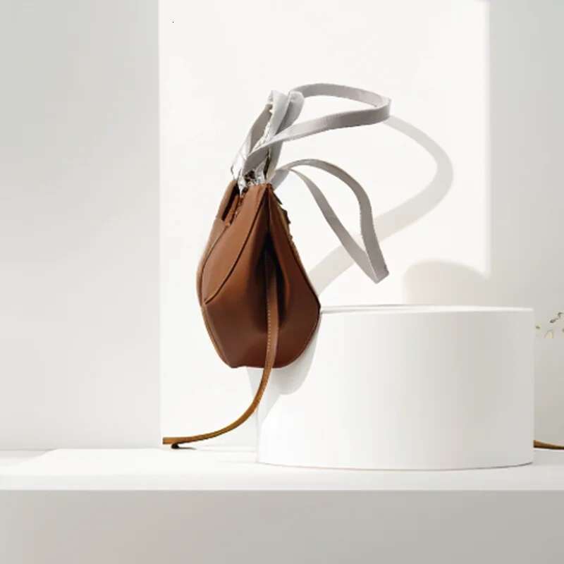 Classic Elegant Style Large Capacity Wing Crossbody Handbag Retro European American Niche Bucket Armpit Tote Bag Fashion