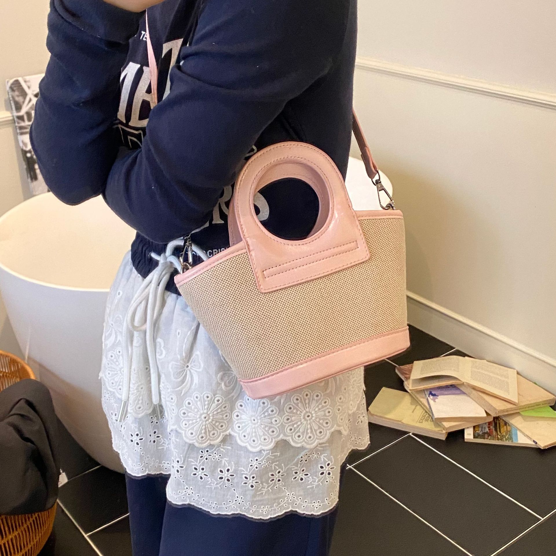 New bag, Korean fashion niche female handheld vegetable basket designer, 2025 new multifunctional commuting shoulder bag, small fresh crossbody bag