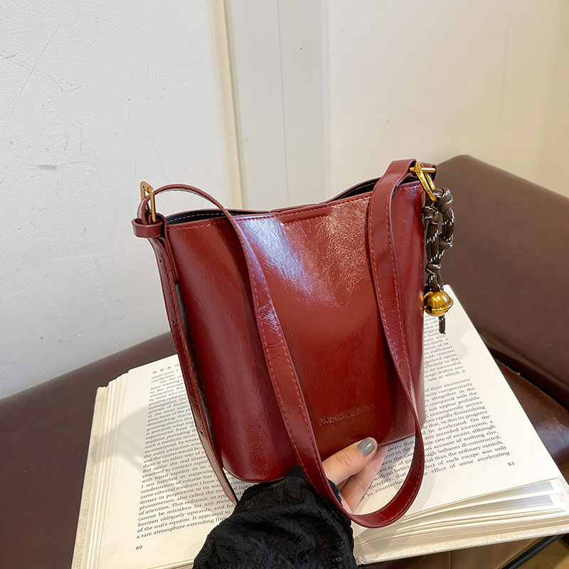 Free Delivery Designer Bag Fashionable Solid Color Glossy Water Bucket For Women 2025 Autumn Winter New Style Simple And Casual High End Single Should