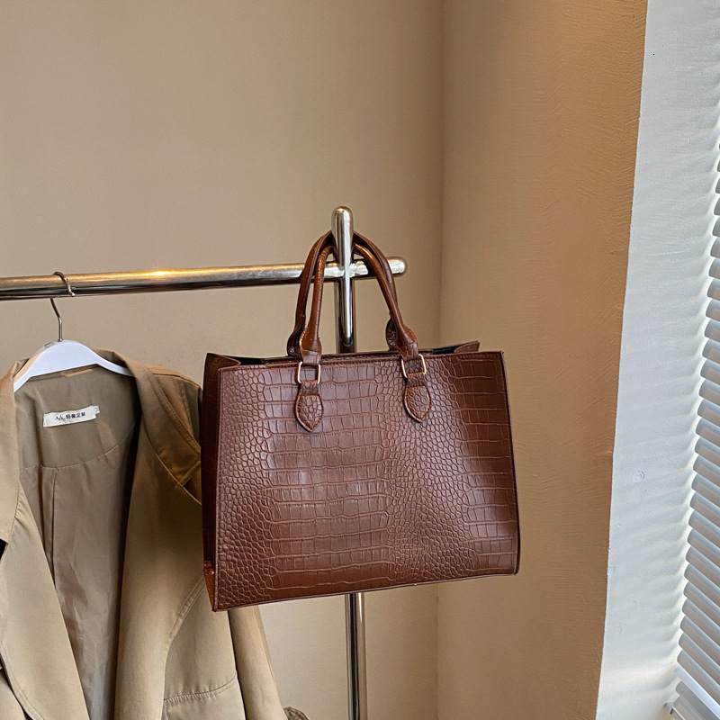New Free Delivery Designer Bag 2025 Spring/summer New Large Capacity Tote Simple Style Handheld Shoulder Casual Crossbody Bag High Luxury Bag End Fema