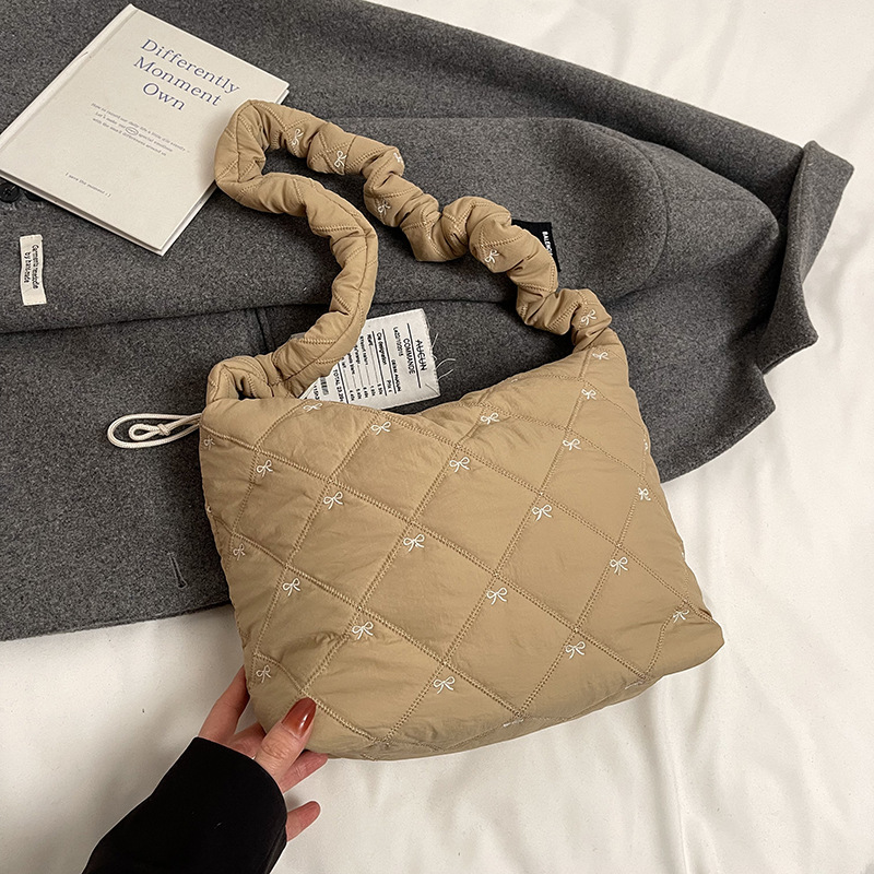 Free Delivery Designer Bag College Student Commuting Tote New 2025 Winter Women Ins Pleated Shoulder Crossbody For Women Luxury Bag