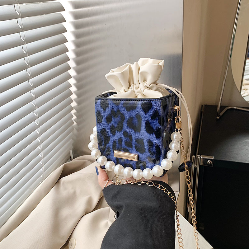 Free Delivery Designer Bag Internet Celebrity Mini Fashion Pearl Hand 2025 High End And Stylish Single Shoulder Crossbody Chain Small Square For Women