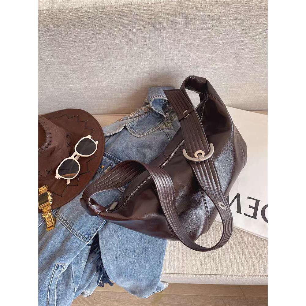 Advanced oil sensitive wax leather horn with a lazy elegant style crossbody bag for autumn and winter 2025 new single shoulder design
