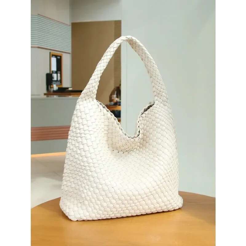 New fashionable with niche design woven handbag bucket single shoulder armpit bag, simple retro style bag