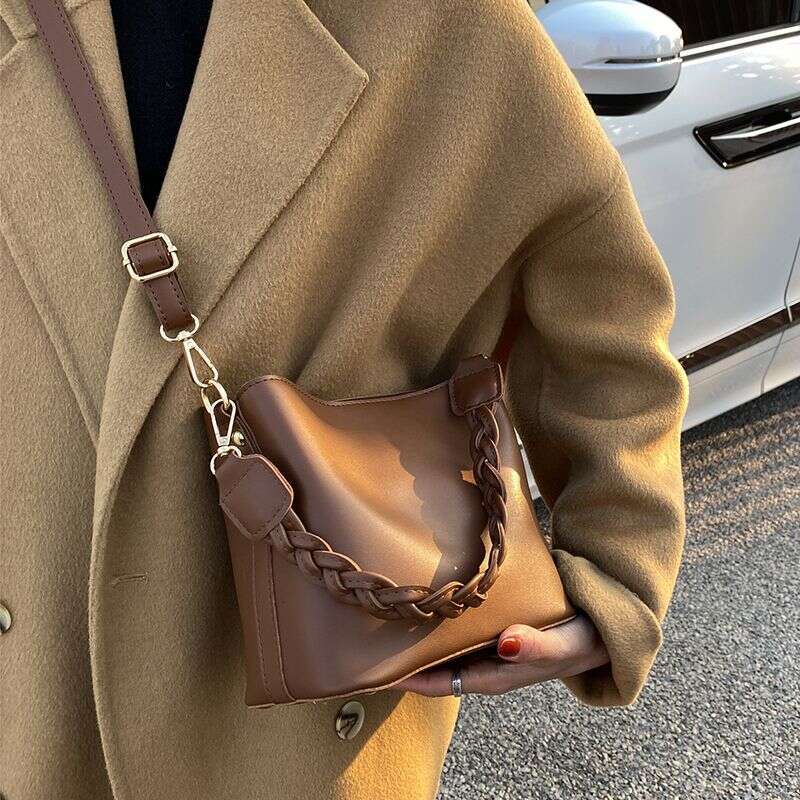 Internet celebrity small women's 2025 new trendy and fashionable versatile single shoulder crossbody armpit bucket bag