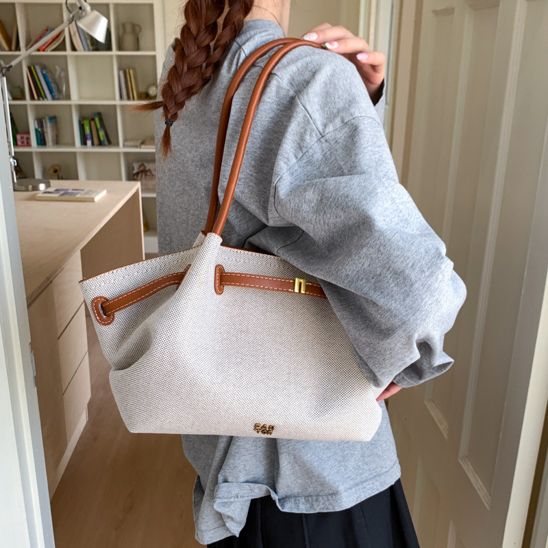 High end pleated hand-held vegetable basket for women 2025 new versatile color blocking large capacity single shoulder armpit bag