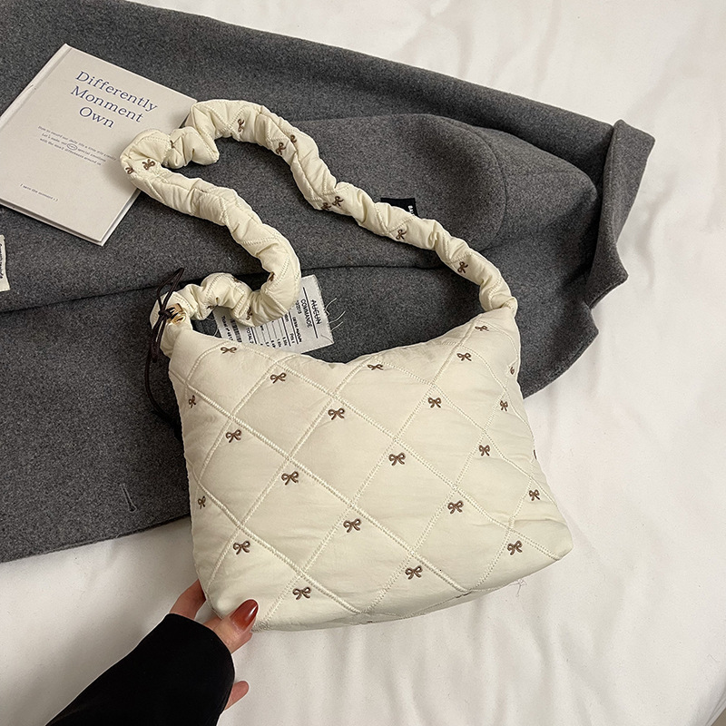Free Delivery Designer Bag College Student Commuting Tote New 2025 Winter Women Ins Pleated Shoulder Crossbody For Women Luxury Bag