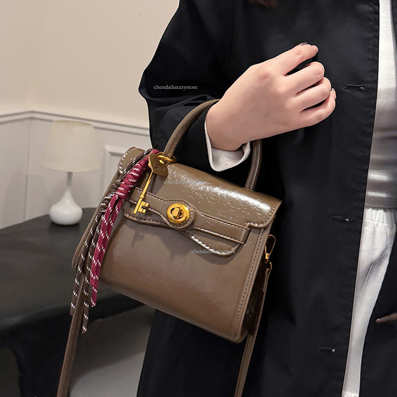 Free Shipping Designer Bag, New Korean Style Fashionable Women's Hand-held Kelly Bag, Metal Buckle Shoulder Bag, Popular Online High-end Makeup C