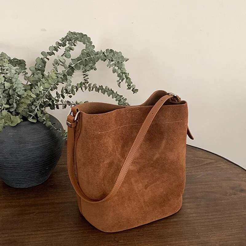 Retro Style Commuting Leather 2024 New Frosted Cowhide Bucket Bag, Women's High-End Single Shoulder Crossbody Bag