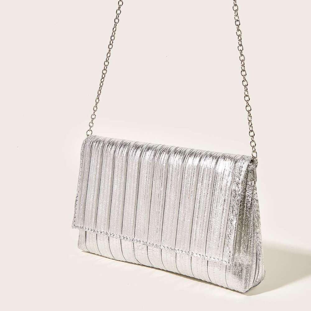 Design pleated fashionable metallic shiny hand-held simple and versatile evening bag, women's bag hot selling item, 2025 new casual fashion trend