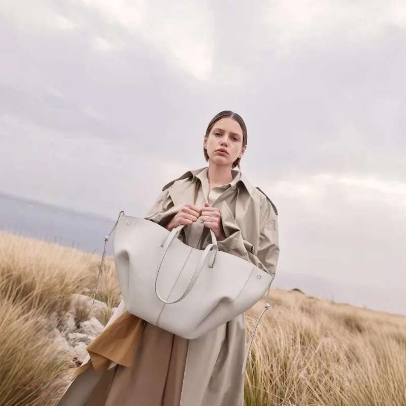 Tote tote bag, large capacity, commuting, high-end feel, delicate armpit, hand-held, cowhide