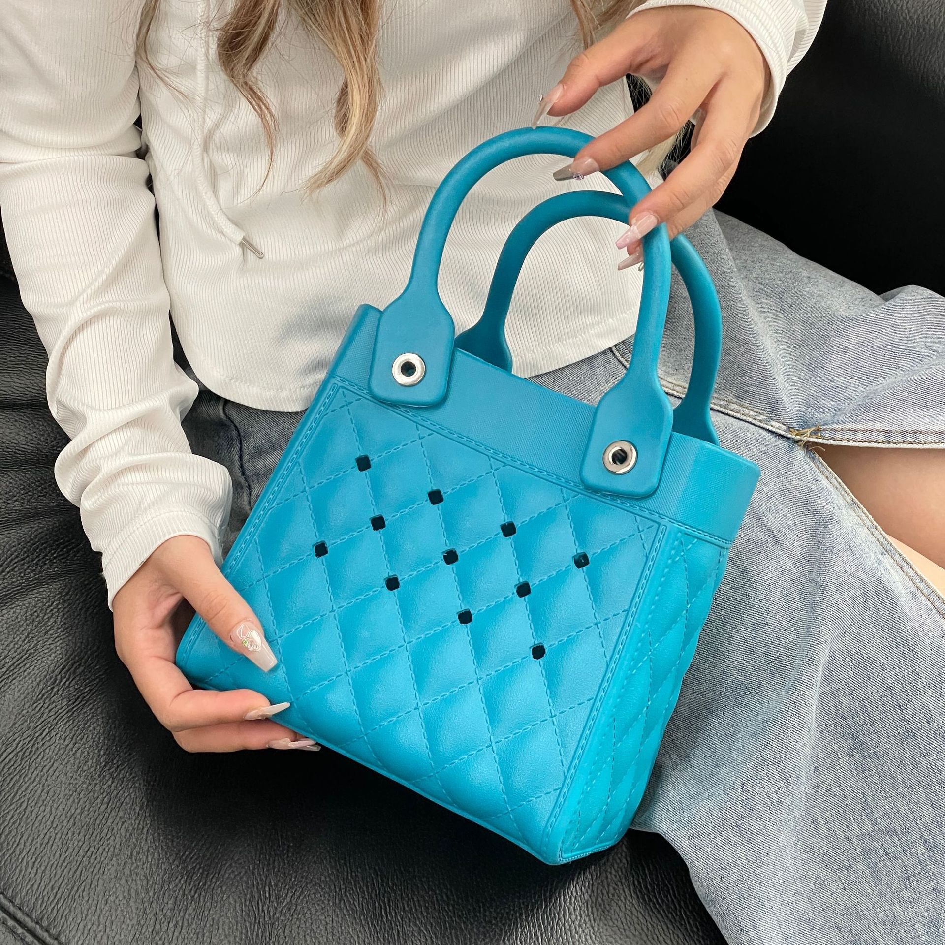 Korean Version Niche Tote 2024 Early Autumn New Women's Personalized Dopamine Small Bag Hollowed Out Diamond Grid Handbag