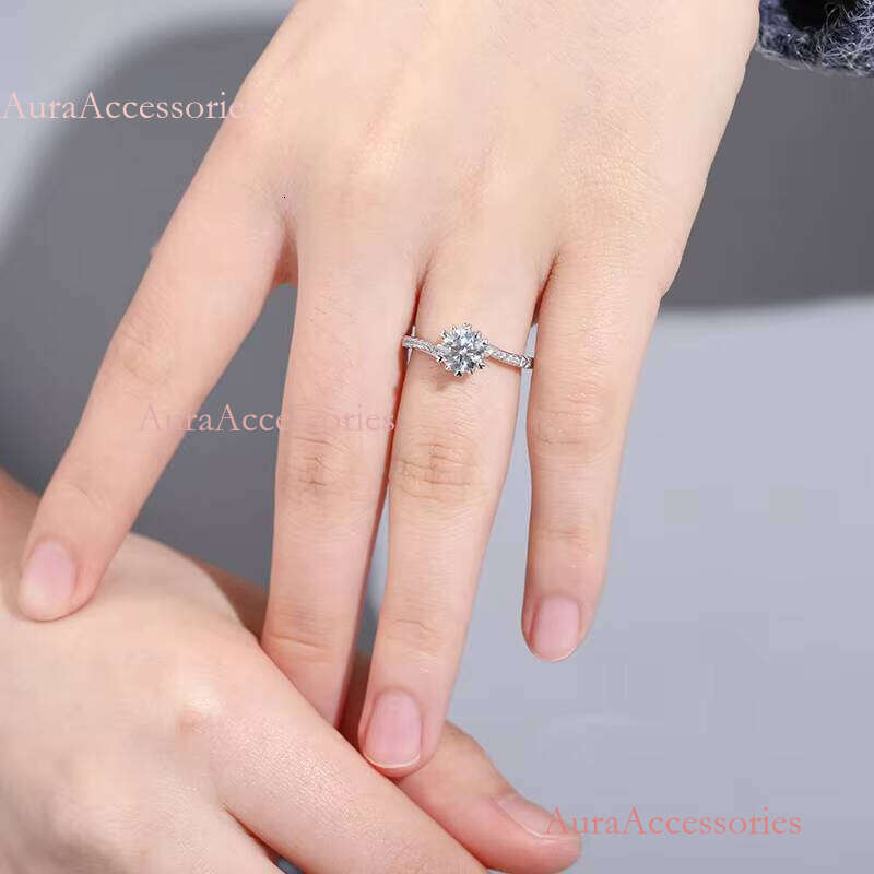 Fashion Women's Engagement Jewelry Iced Out Sterling Sier 6mm 0.8ct VVS Moissanite Dia Wedding Ring