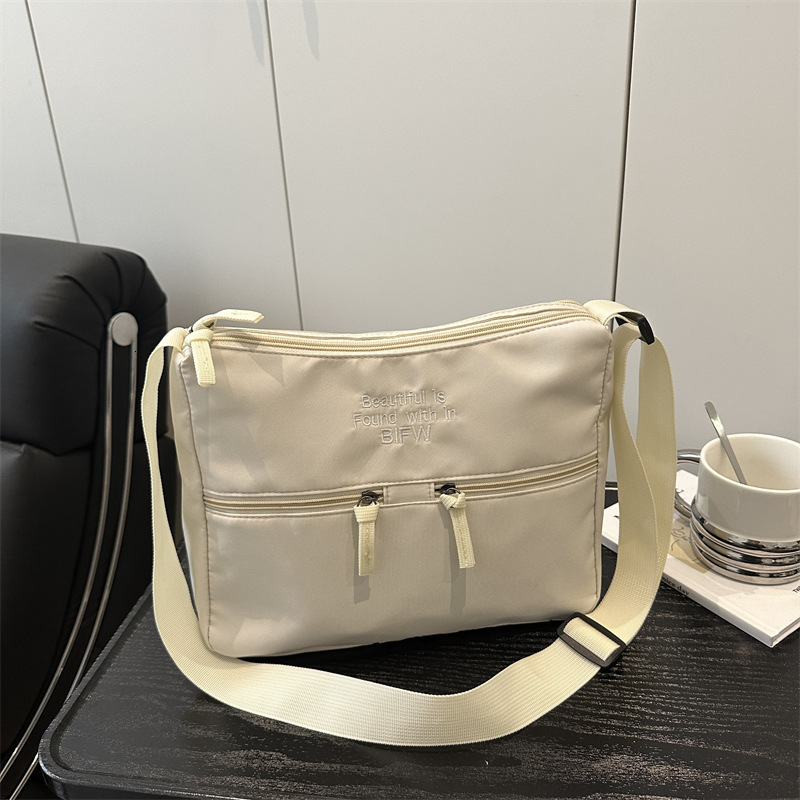 2025 Spring New Casual Lightweight Cloth Japanese Style New Free Delivery Designer Luxury Bag Bag Solid Color Simple Letter Embroidered Shoulder Bag