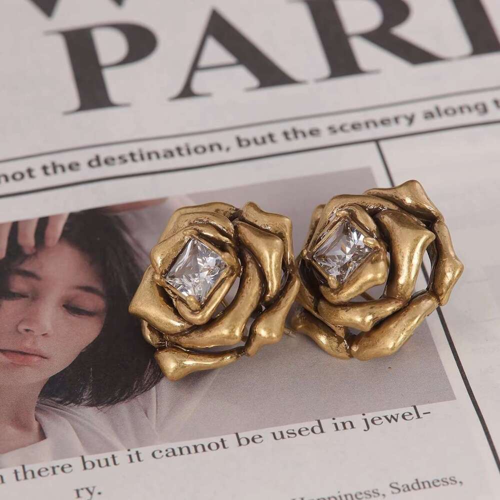 Middle aged small fragrant style gold three-dimensional camellia flower studded with dias earrings, grand and elegant, ladies' high-end