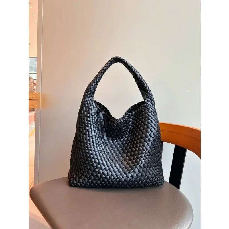 New fashionable with niche design woven handbag bucket single shoulder armpit bag, simple retro style bag