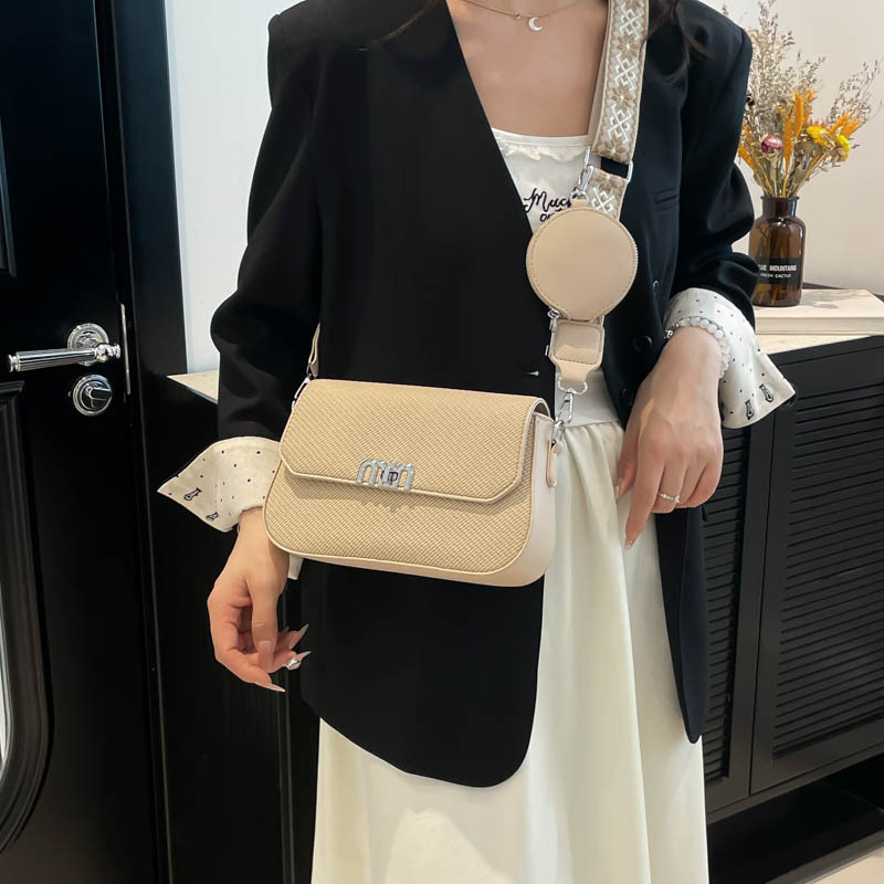 2025 new fashionable Korean niche small square with feminine temperament, versatile, simple, wide strap, single shoulder crossbody bag