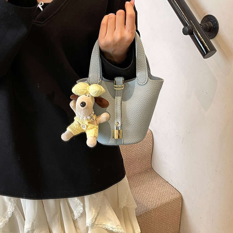 Fashionable Western vegetable basket water bucket for women 2025 solid color lychee pattern niche single shoulder crossbody bag new style temperament 
