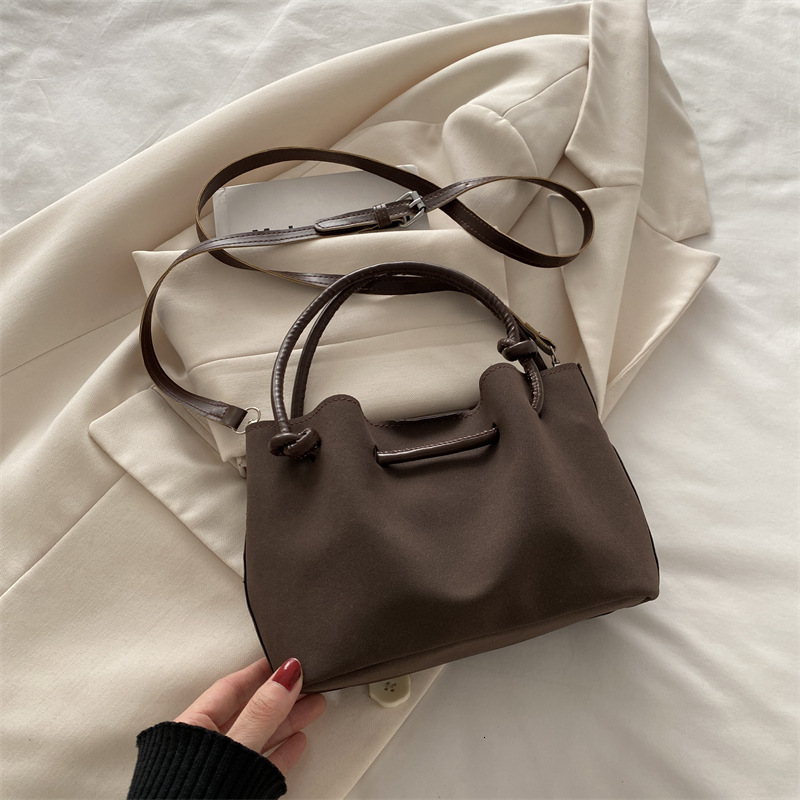 Free Delivery Designer Bag Commuter Hand 2025 Winter New Versatile Ins This Year Popular Single Shoulder Crossbody Baozi Mother For Women Luxury Bag