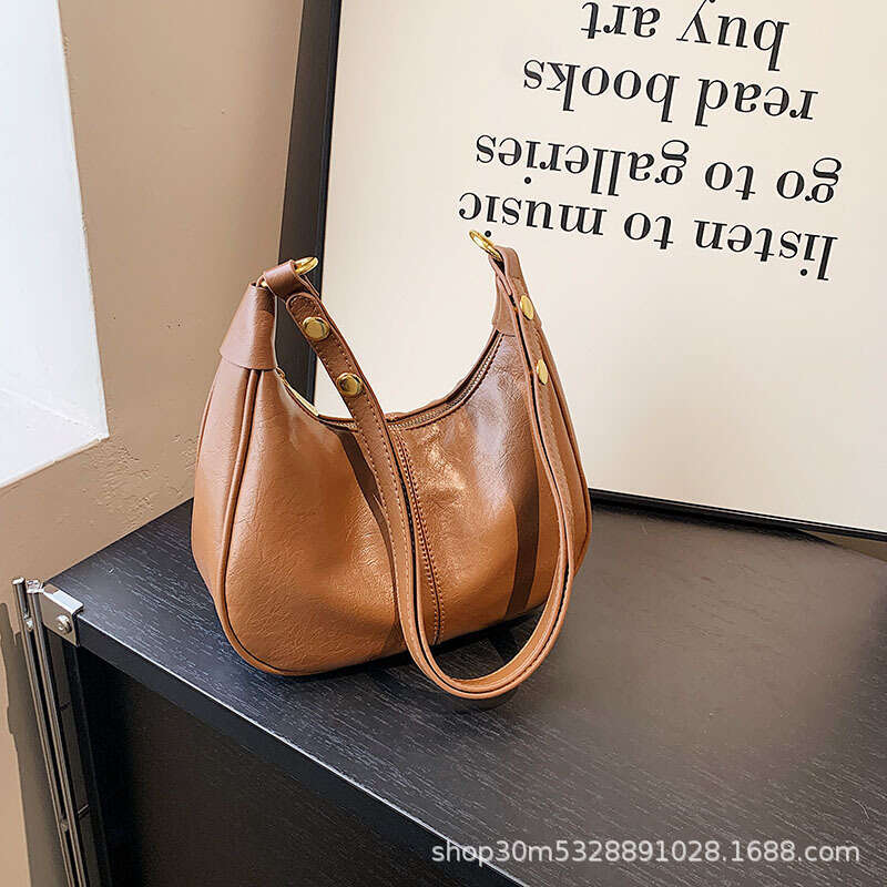 Design popular versatile underarm oil wax leather trendy ins, niche texture single shoulder crossbody bags, 2025 new style, chic and elegant temperame