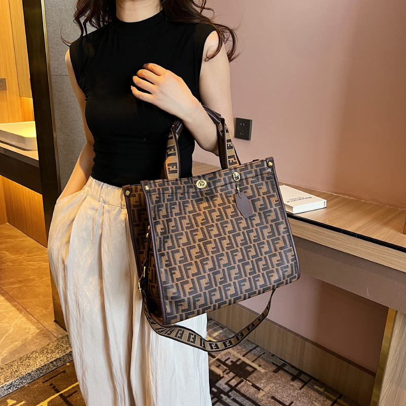 Free shipping 2025 new designer bag, fashionable commuting tote bag, high-end texture printed single shoulder diagonal cross bag for women