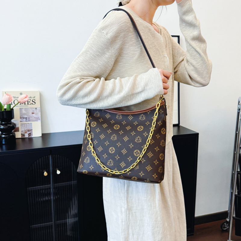 Free shipping 2025 new designer bag fashionable commuting large capacity bucket bag premium texture printed single shoulder diagonal cross bag for wom