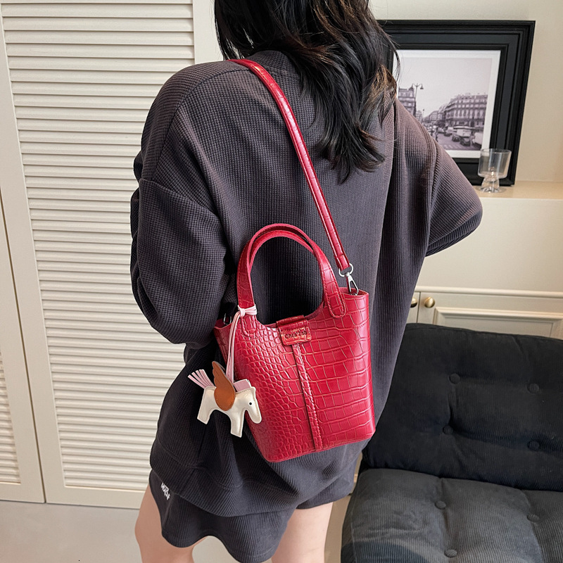 Crocodile Pattern Fashion Handheld Small Bucket for Women 2025 New Style Super Popular Versatile Large Capacity Single Shoulder Crossbody Bag