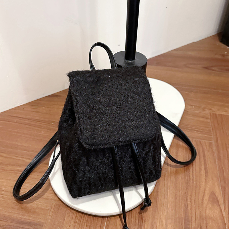 Free Delivery Designer Bag Elegant And Niche Design For Women 2025 New Fashion Extremely Simple Woolen Student Class Backpack Luxury Bag