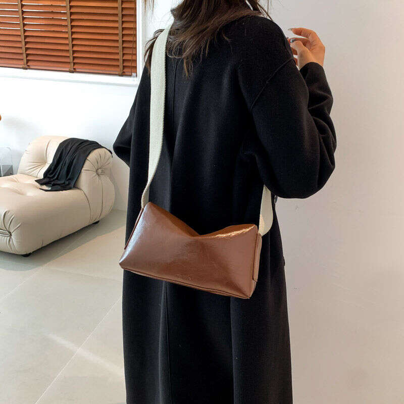 Niche texture premium 2025 large capacity commuting new style armpit fashionable broadband versatile shoulder bag