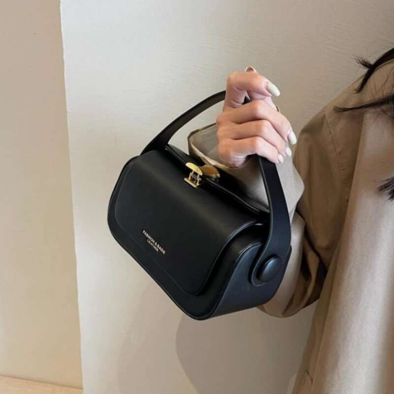 Classic Black Shoulder Bag Women's Versatile Retro Crossbody Square Bags New Large Capacity Textured Leather Flap Handbags