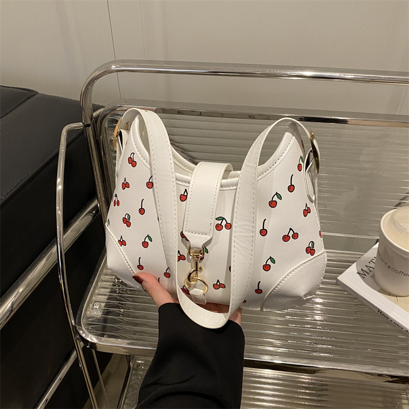 Simple Large Capacity Crossbody Women's 2025 New Free Delivery Luxury Bag Designer Bag New Versatile Strawberry Printed Single Shoulder Armpit Ba