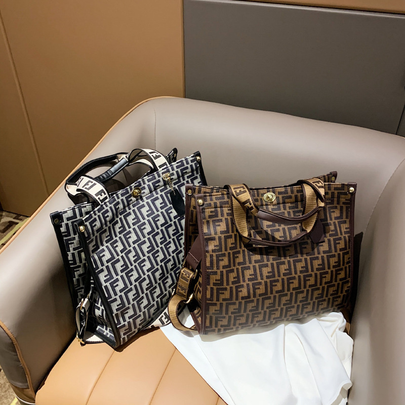 Free shipping 2025 new designer bag, fashionable commuting tote bag, high-end texture printed single shoulder diagonal cross bag for women