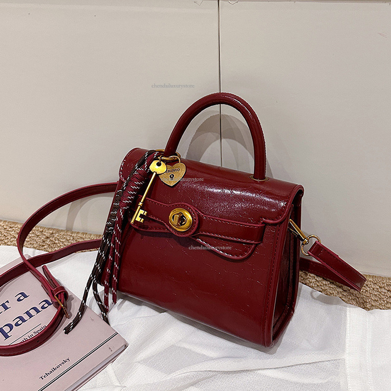 Free Shipping Designer Bag, New Korean Style Fashionable Women's Hand-held Kelly Bag, Metal Buckle Shoulder Bag, Popular Online High-end Makeup C