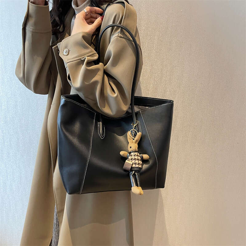 Big Women 2025 Rabbit Pendant Women's Large Capacity Classroom Commuter Single Shoulder Tote Bag New Casual Versatile Fashion