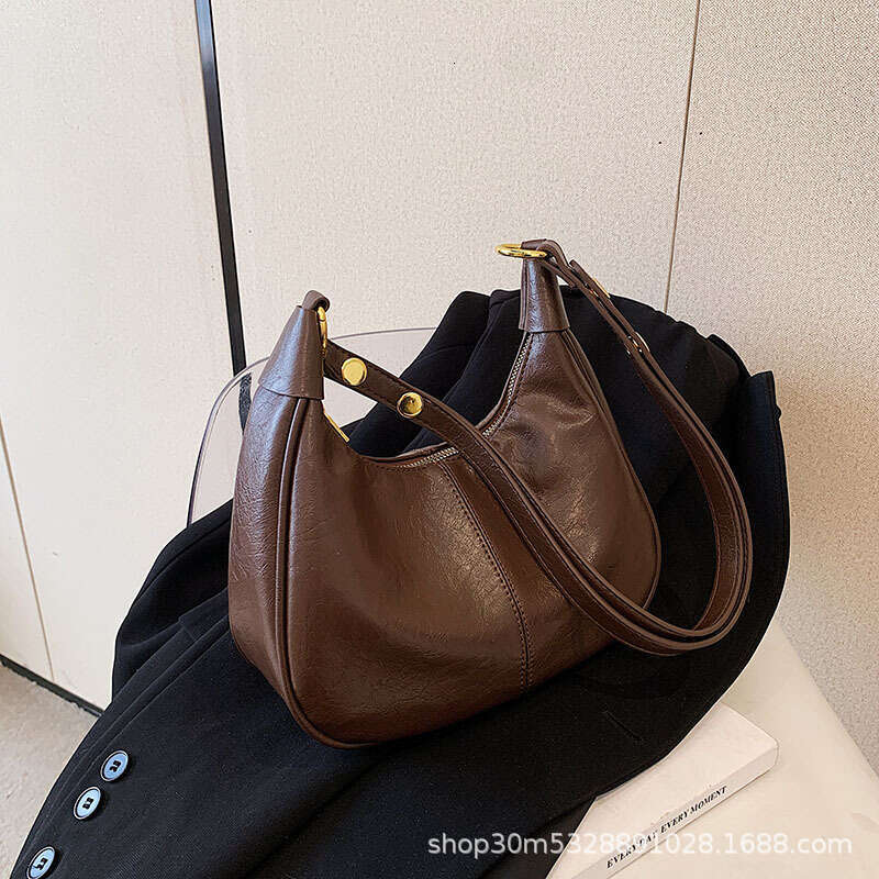 Design popular versatile underarm oil wax leather trendy ins, niche texture single shoulder crossbody bags, 2025 new style, chic and elegant temperame