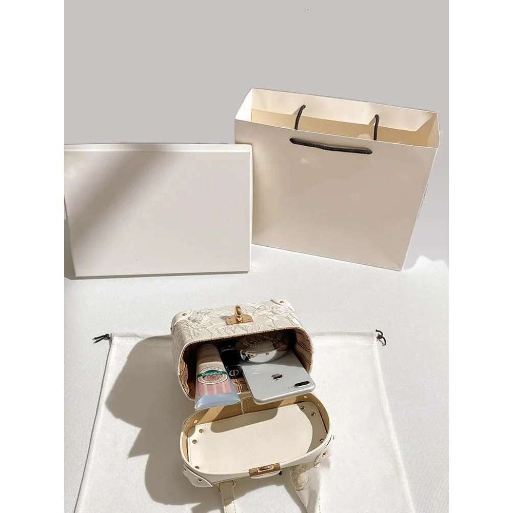 Popular Newly Trendy Cosmetic Square Handbag For Banquet Dating Women And Floral Butterfly Lace Shoulder Bag
