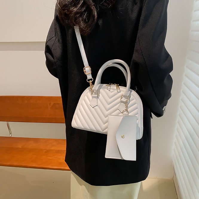 Top Brand High-quality New Free Designer Bag 2025 Summer Multifunctional Women's Striped Shell Bag Women's Temperament Fashionable Letter Sh